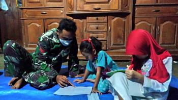 Pandemi, Anggota Satgas TMMD Bojonegoro Dampingi Anak-Anak Belajar